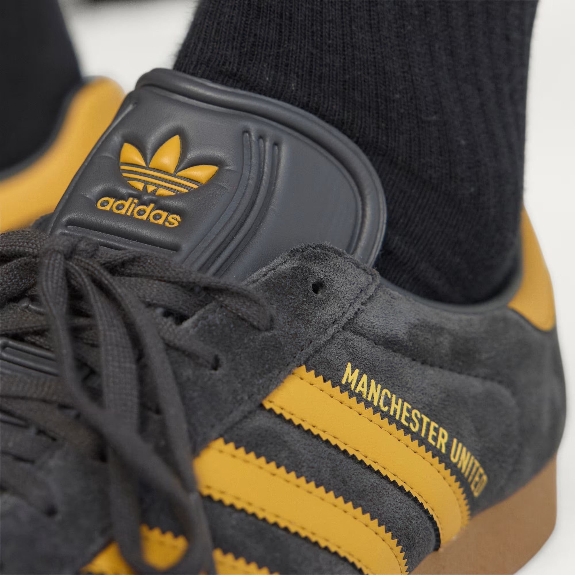 Adidas Gazelle Manchester United JR1410 Utility Black / Preloved Yellow / Gum