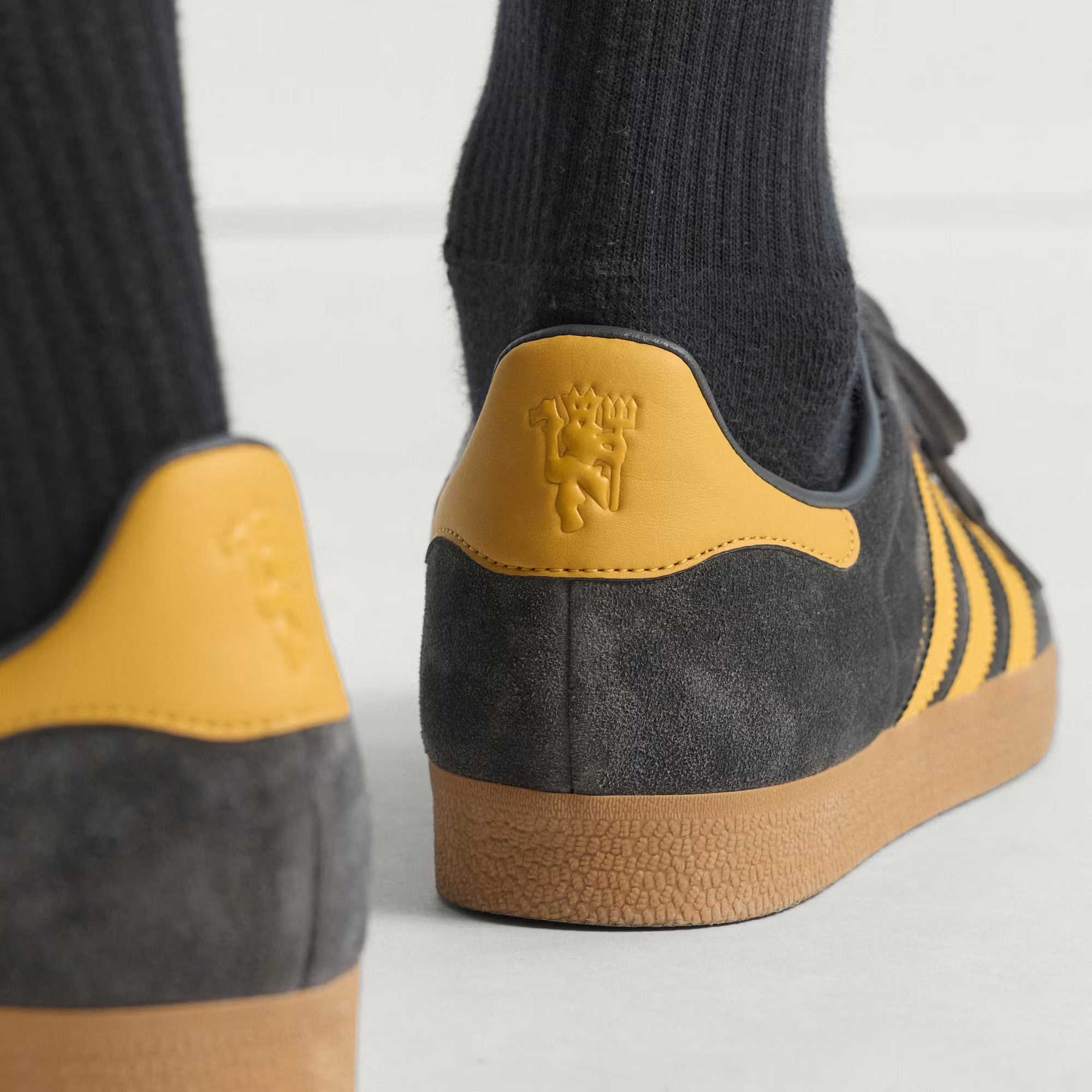 Adidas Gazelle Manchester United JR1410 Utility Black / Preloved Yellow / Gum
